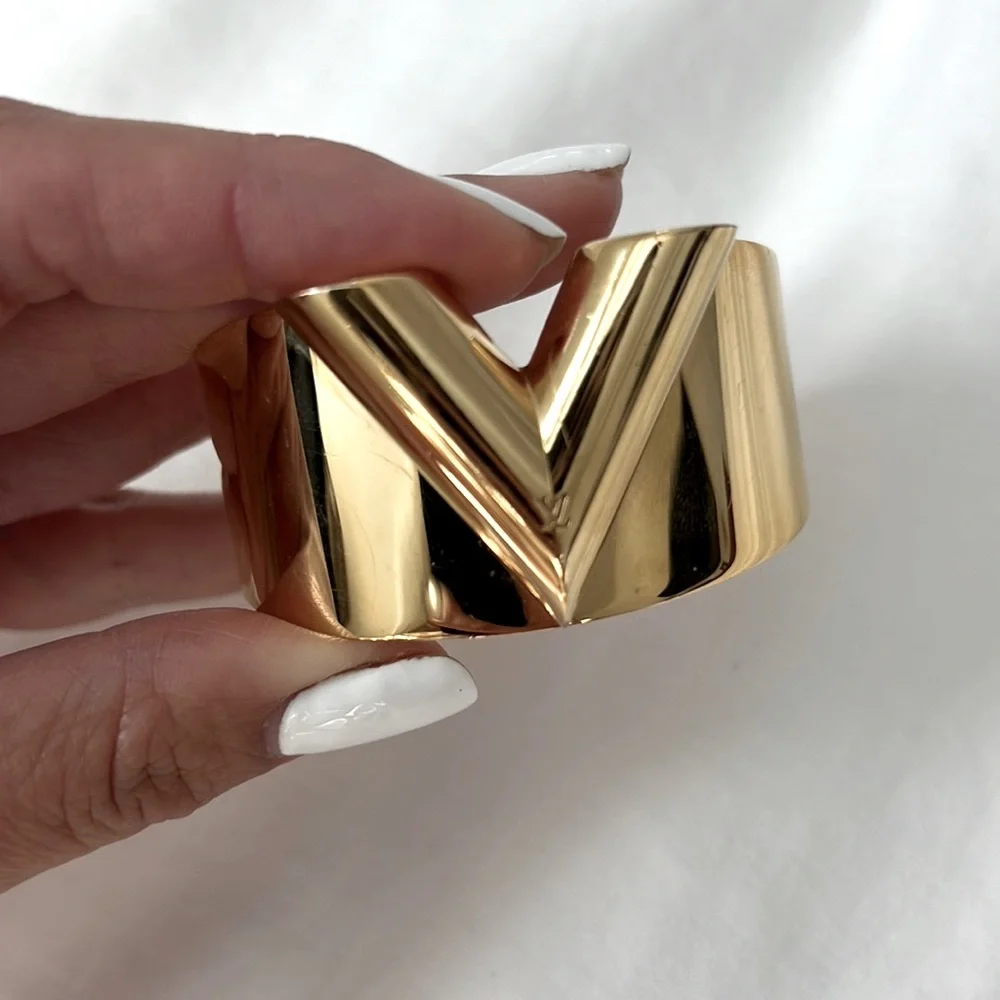 LOUIS VUITTON essential v cuff